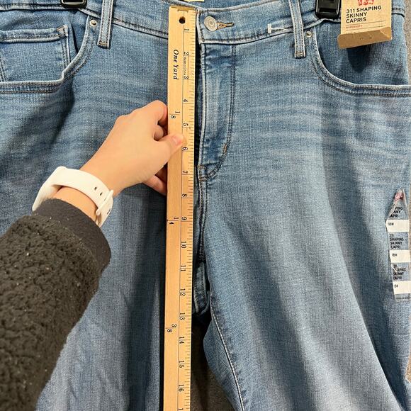 Levi's 311 Shaping Skinny Capri Women's Jeans Blue Denim Light Wash Size 18W - Picture 9 of 10